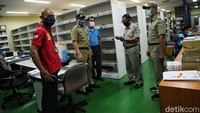 Ali Maulana Hakim sidak dengan didampingi tim Satgas COVID-19 Kecamatan Pademangan.