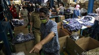 Selama PSBB ini, para karyawan pergudangan bekerja dengan menerapkan protokol kesehatan.
