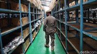 Tim Satgas COVID-19 berkeliling untuk mengecek penerapan PSBB di komplek pergudangan tersebut.