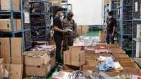 Tim Satgas COVID-19 juga mengecek proses pembungkusan barang di gudang tersebut.