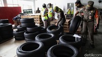 Wakil Walikota Jakarta Utara Ali Maulana Hakim juga sempat mengecek beberaoa barang di komplek pergudangan tersebut.