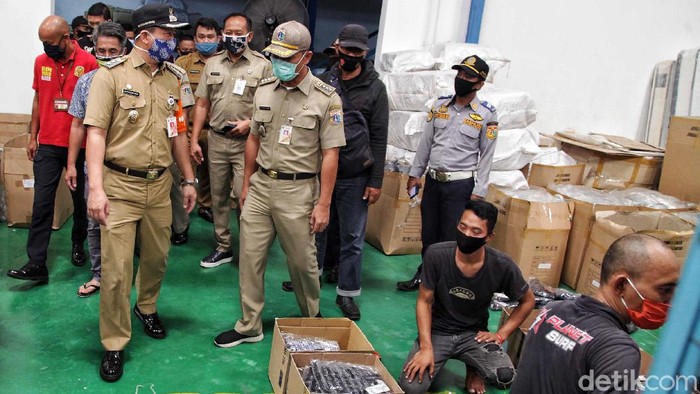 Wakil Walikota Jakut Sidak PSBB di Pergudangan Central Cakung Wakil Walikota Jakarta Utara Ali Maulana Hakim bersama tim Satgas COVID-19 Kecamatan Pademangan melakukan sidak di kawasan Komplek Pergudangan Central Cakung, Rorotan, Jakarta Utara, Selasa (15/9). Dalam sidak tersebut, tim Satgas COVID-19 memeriksa sejumlah protokoler kesehatan yang diterapkan dikawasan pergudangan itu.