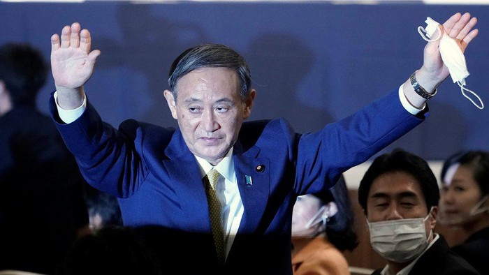 Yoshihide Suga, putra petani yang hampir dipastikan akan menjadi perdana menteri baru Jepang