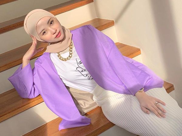 Gaya Selebgram Hijab Adira Salahudi yang Wajahnya Mirip Artis Korea