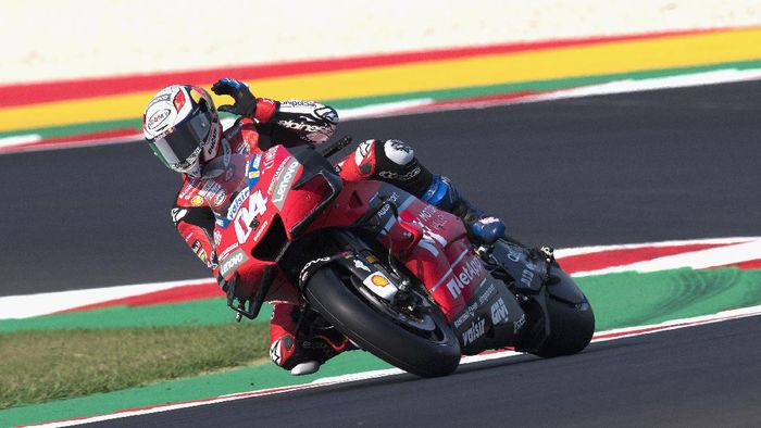 andrea dovizioso motogp tes motogp misano motogp 2020 MISANO ADRIATICO, ITALY - SEPTEMBER 15:Andrea Dovizioso of Italy and Ducati Team greets and heads down a straight during the MotoGP Of Tests In Misano at Misano World Circuit on September 15, 2020 in Misano Adriatico, Italy. (Photo by Mirco Lazzari gp/Getty Images)