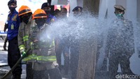 Penyemprotan disinfektan tersebut dilakukan untuk menekan penyebaran virus Corona di Kota Bandung selama Adaptasi Kebiasaan Baru (AKB) diperketat.
