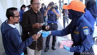 Selain itu, Diskar PB Kota Bandung juga turut membagikan masker kepada masyarakat.