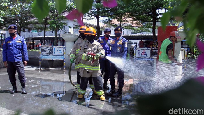 Petugas Diskar PB Kota Bandung menyemprot ruas jalan dan pasar di Kota Bandung dengan disinfektan. Hal itu dilakukan guna antisipasi penyebaran virus Corona.