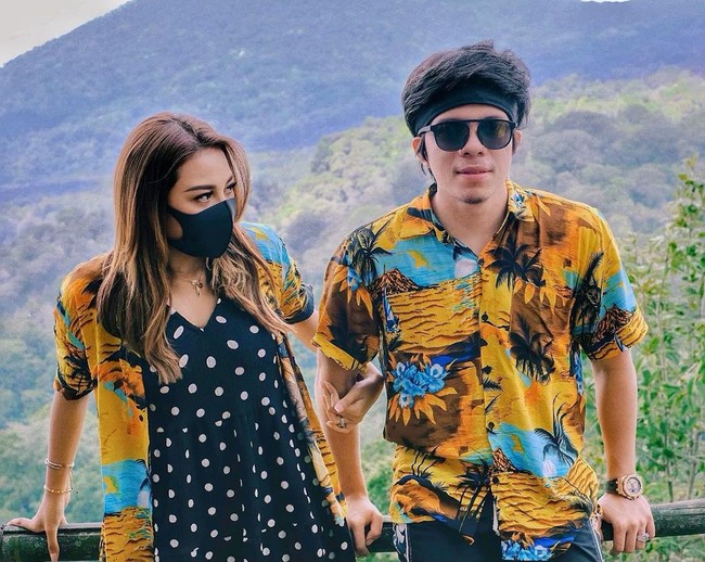 Dalam beberapa kesempatan, keduanya sering terlihat menggunakan pakaian-pakaian senada. Seperti dalam foto yang satu ini. Foto: Instagram/@aurelie.hermansyah