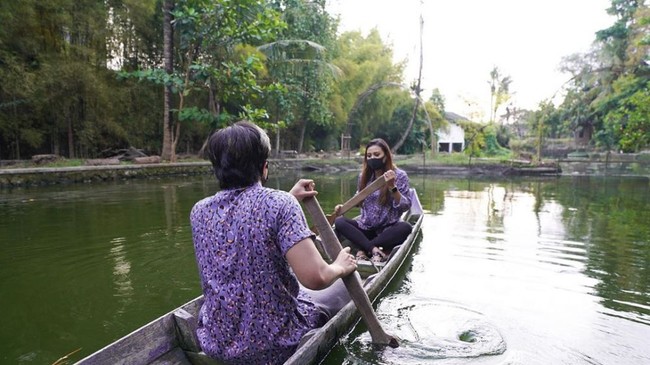 Ini ketika keduanya tengah berlibur bersama. Atta dan Aurel terlihat kompak menggunakan pakaian berwarna ungu. Keduanya berpose di atas perahu seperti pasangan yang sedang foto prewedding. Foto: Instagram/@aurelie.hermansyah