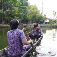 Ini ketika keduanya tengah berlibur bersama. Atta dan Aurel terlihat kompak menggunakan pakaian berwarna ungu. Keduanya berpose di atas perahu seperti pasangan yang sedang foto prewedding. Foto: Instagram/@aurelie.hermansyah