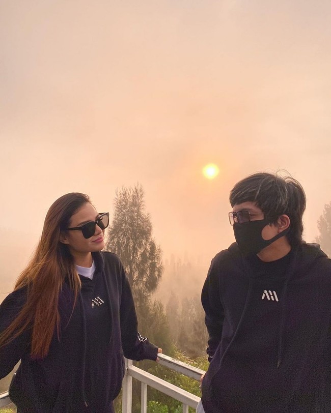 Lagi keduanya bergaya bak pasangan prewedding. Kali ini penampilan keduanya kompak mengenakan hoodie berwarna hitam. Serasi banget nggak nih? Foto: Instagram/@aurelie.hermansyah