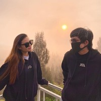 Lagi keduanya bergaya bak pasangan prewedding. Kali ini penampilan keduanya kompak mengenakan hoodie berwarna hitam. Serasi banget nggak nih? Foto: Instagram/@aurelie.hermansyah