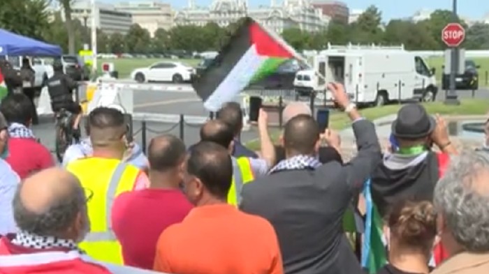 Ratusan orang berunjuk rasa di depan Gedung Putih saat penandatanganan perjanjian damai antara Israel dengan Bahrain dan Uni Emirat Arab. Mereka menganggap perjanjian damai itu tak memberikan solusi atas penindasan Israel terhadap Palestina.