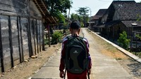 Kondisi ini memaksa anak-anak yang tinggal di wilayah terpencil untuk berkumpul di rumah-rumah warga yang menyediakan akses internet melalui WiFi agar dapat mengakses pelajaran. Beberapa siswa ada yang bergantian memakai ponsel karena orang tua mereka tidak mampu membelikan gawai untuk belajar.  