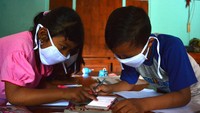 Surati Kepala SDN Sumberaji 2, mengakui adanya kendala sinyal saat kegiatan belajar secara daring. Kondisi itu, membuat pihak sekolah untuk memberi kelonggaran kepada anak-anak didiknya dalam mengerjakan tugas. Semisal tugas yang diberikan guru pada hari ini, bisa dikumpulkan keesokan harinya.   