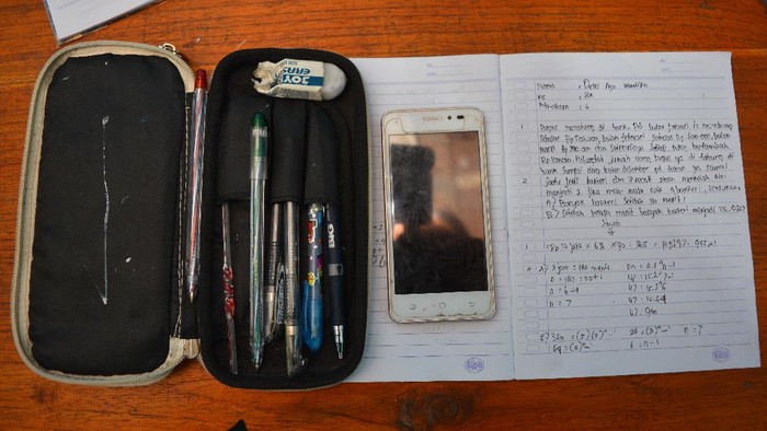 BALADA BELAJAR DARING DI PELOSOK JOMBANG Sejumlah siswa kelas 6 SDN Sumberaji 2 mengerjakan tugas pelajaran sekolah secara daring atau online di kawasan makam Dusun Ngapus, Desa Sumberaji, Kecamatan Kabuh, Kabupaten Jombang, Jawa Timur.