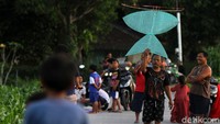 Tidak hanya anak-anak, para orangtua pun juga asyik bermain layang-layang.