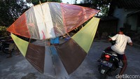 Layang-layang yang diterbangkan memiliki berbagai ukuran, mulai dari kecil hingga besar. 