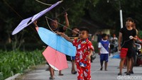 Layang-layang digemari anak-anak karena sangat mudah dimainkan.