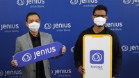 Digital Banking Business Product Head Bank BTPN,  Waasi B. Sumintardja bersama Digital Banking Product Specialist Bank BTPN  Adriant Prabani Yogidanarinto (kanan) menunjukan mock up saat peluncuran aplikasi Jenius untuk Bisnis di Jakarta, Rabu (16/09/2020).