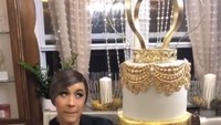 Momen kulinernya juga terkesan mewah dengan melihat kue ulang tahun bertingkat tinggi ini., Kuenya didominasi warna putih dan gold. Foto: Instagram @iamcardib