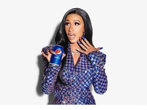 Antimainstream, Cardi B Pecahkan Telur dengan Cara Diremuk