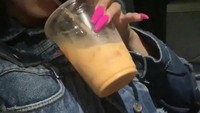 Nah, ini dia momen Cardi b dengan minuman kesukaannya. Ia selalu memamerkan melalui Insta Storynya.  Foto: Instagram @iamcardib