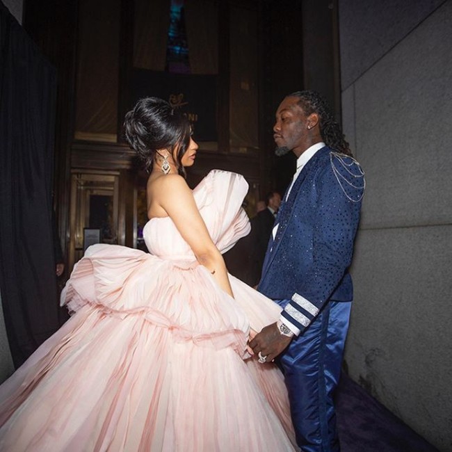 Anak disebut-sebut menjadi alasan kenapa Cardi B mencoba bertahan meskipun sang suami kedapatan selingkuh di awal pernikahan mereka. Offset cukup sering selingkuh sepanjang pernikahan mereka, namun Cardi mencoba bertahan karena anak, ujar sumber seperti dikutip dari CNN. Foto: Instagram/@iamcardib