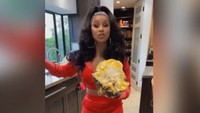 Tak hanya itu, ia bahkan menyukai buah tropis Indonesia berupa nangka. Padahal buah nangka jarang disukai oleh orang asing karena aromanya yang menyengat. Foto: Instagram @iamcardib