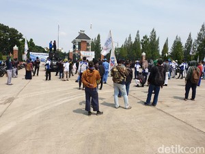 Sekuriti Diupah Rendah, Pemakaman Mewah San Diego Hills Didemo