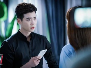 Sinopsis W-Two Worlds Episode 4