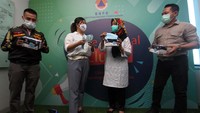 Penyerahan donasi masker itu diberikan oleh Aice Grup dan ormas GP Ansor sebagai bentuk bagian dari kampanye mereka guna mendukung pemerintah mengatasi pandemi COVID-19 khususnya di 14 titik rumah sakit dan instalasi peristirahatan tenaga medis di Jabodetabek dan Jawa Tengah serta BNPB. Foto: dok. BNPB
