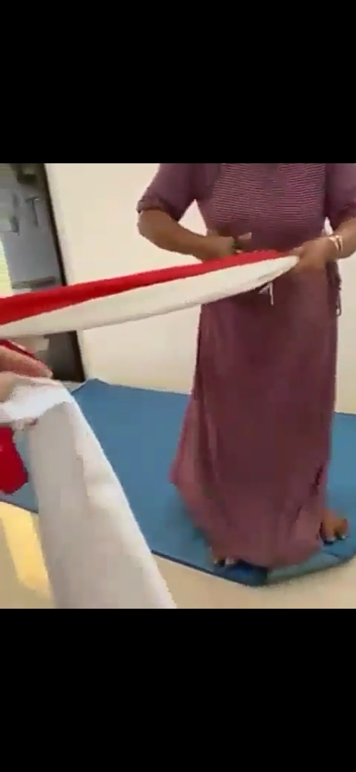 Emak-emak di Sumedang gunting bendera merah putih