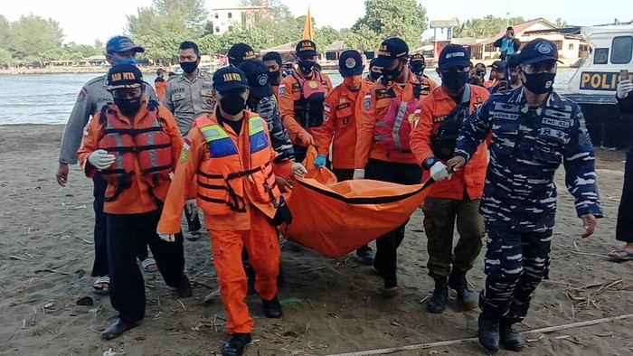 Evakuasi mahasiswi yang tewas tergulung ombak di Pantai Logending