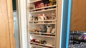 Rak bumbu + pintu basement = pintu tersembunyi. Foto: Brightside