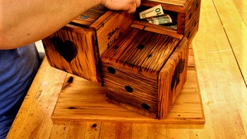 Ayah dan aku membuat set dadu kompartemen rahasia empat kali lipatnya. Foto: Brightside