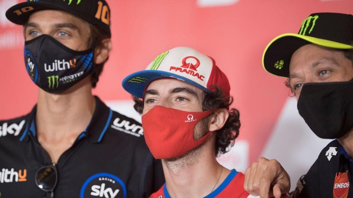 MISANO ADRIATICO, ITALY - SEPTEMBER 10: (L-R) Luca Marini of Italy and Sky Racing Team VR46, Francesco Bagnaia of Italy and Pramac Racing and   Valentino Rossi of Italy and Monster Energy Yamaha MotoGP Team smile during the press conference pre-event during the MotoGP Of San Marino - Previews at Misano World Circuit on September 10, 2020 in Misano Adriatico, Italy. (Photo by Mirco Lazzari gp/Getty Images)