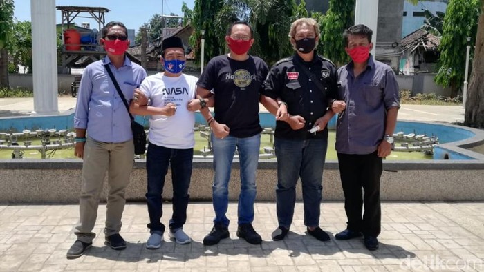 Gabungan Non Government Organization (NGO) menyayangkan polemik di masyarakat terkait riwayat pendidikan paslon Pilwali Pasuruan. Polemik tersebut dinilai tak produktif dan menggerus substansi Pilkada yang bertujuan mencari pemimpin terbaik.
