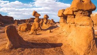 Terdapat ribuan hoodoo, atau orang lokal menyebutnya goblin yang tingginya beberapa meter itu. Seram juga ya? 