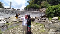 Pengunjung bisa selfie dengan latar Grojogan Kapuhan. Waktu yang pas untuk mengunjungi wisata ini adalah pagi atau sore hari. 