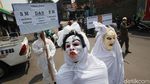 Hiii...Pocong Blusukan ke Pasar Kampanye Bahaya COVID-19