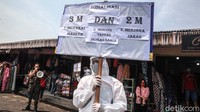 Ada juga yang memakai baju hazmat.