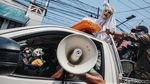 Hiii...Pocong Blusukan ke Pasar Kampanye Bahaya COVID-19