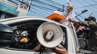 Petugas dengan pengeras suara meminta warga menerapkan protokol kesehatan di masa pandemi COVID-19 ini.