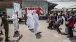 Hiii...Pocong Blusukan ke Pasar Kampanye Bahaya COVID-19