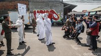 Akti teaterikal ini juga menarik perhatian wartawan.