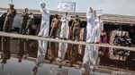 Hiii...Pocong Blusukan ke Pasar Kampanye Bahaya COVID-19