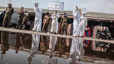 Hiii...Pocong Blusukan ke Pasar Kampanye Bahaya COVID-19