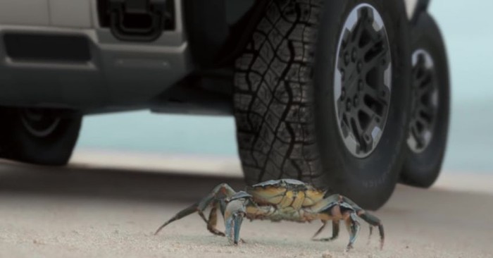 Hummer EV bisa jalan miring seperti kepiting